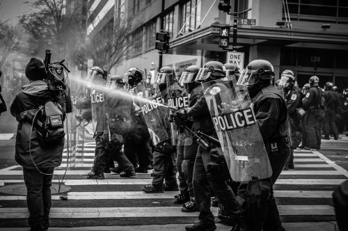 Proteste i dalje podržava većina građana