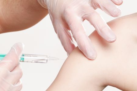 V Sloveniji najbolj zaupamo cepivu Pfizer-BioNTech, v ostalih državah regije precej priljubljena tudi rusko in kitajska cepiva.