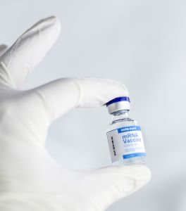 Namera cepljenja stagnira in ne preseže 60%. Prebivalstvo je razdeljeno po starosti, oceni lastne rizičnosti ter odnosu do virusa in cepljenja nasploh